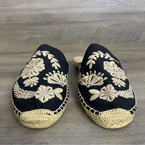 NWT Soludos Women 9 Black Floral Embroidered Boho Slip On Flats Espadrille Mules - Picture 2 of 9